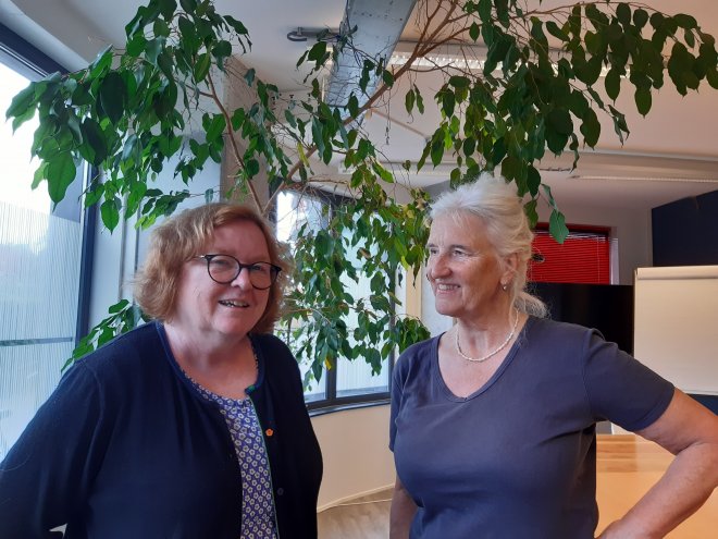 Karla Nijnens (l) met Petra Hunsche onder de Ficus benjamina. Foto: Saïra Koolman 