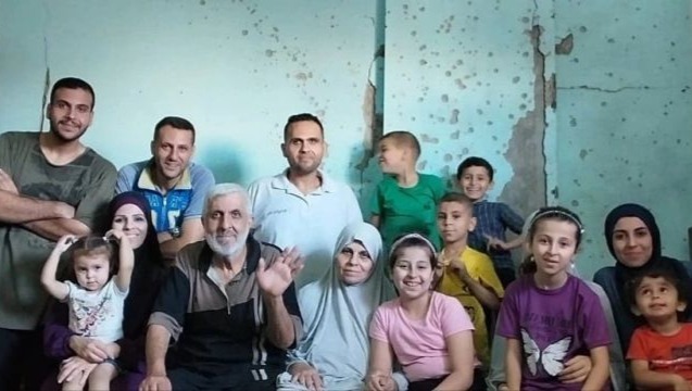 Mohammed Nasser (midden, wit shirt) en de vier families